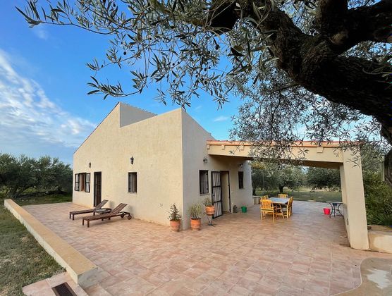 Foto 1 de Casa rural en venda a calle Valle del Burga de 4 habitacions amb terrassa i jardí