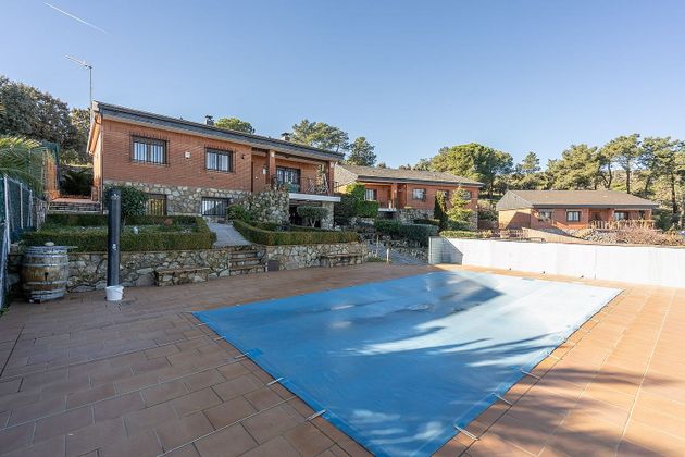 Foto 2 de Chalet en venta en Navalagamella de 4 habitaciones con terraza y piscina