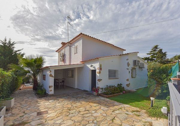 Foto 2 de Chalet en venta en Els Pins - Politur de 3 habitaciones con terraza y piscina