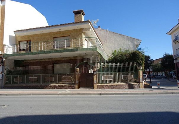 Foto 2 de Casa en venda a avenida De la Estación de 5 habitacions i 190 m²