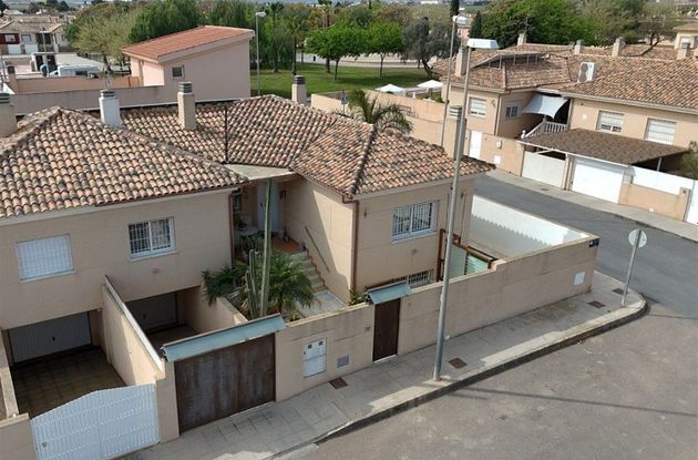 Foto 2 de Casa adossada en venda a calle Lavija de 4 habitacions amb piscina i garatge