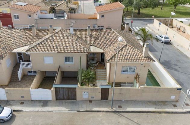 Foto 1 de Casa adosada en venta en calle Lavija de 4 habitaciones con piscina y garaje