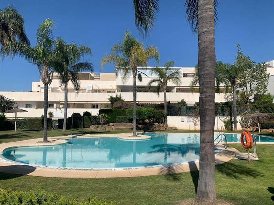 Foto 1 de Pis en venda a Nueva Andalucía centro de 2 habitacions amb terrassa i piscina