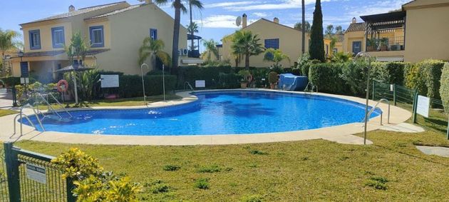 Foto 1 de Casa adossada en venda a Puerto Banús de 3 habitacions amb terrassa i piscina