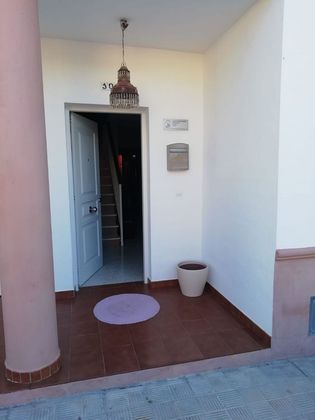 Foto 2 de Casa adossada en venda a calle Castañuela de 3 habitacions amb balcó