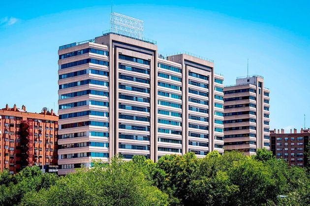 Foto 1 de Alquiler de oficina en calle Juan Esplandiú de 301 m²