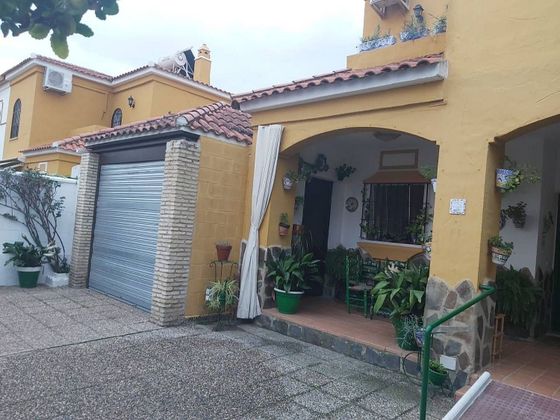 Foto 2 de Casa en venda a Montequinto de 4 habitacions amb terrassa i piscina