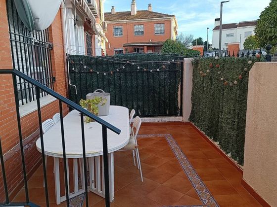 Foto 2 de Venta de casa adosada en Montequinto de 4 habitaciones con terraza y piscina