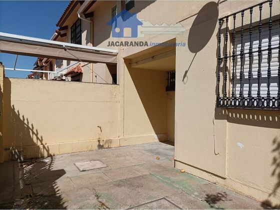 Foto 2 de Casa adossada en venda a Montequinto de 4 habitacions amb piscina i jardí