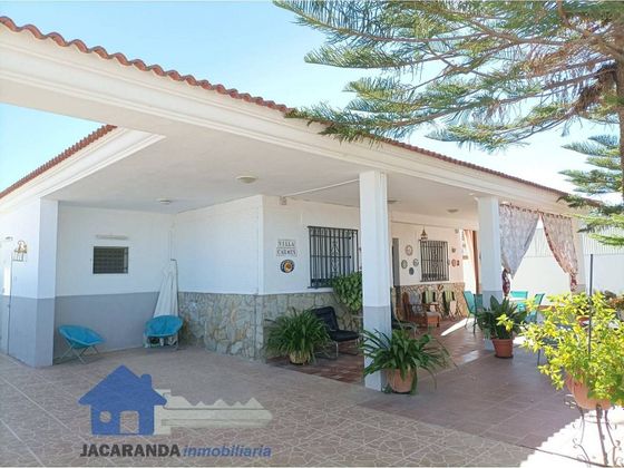 Foto 1 de Venta de chalet en Carmona de 3 habitaciones con terraza y piscina