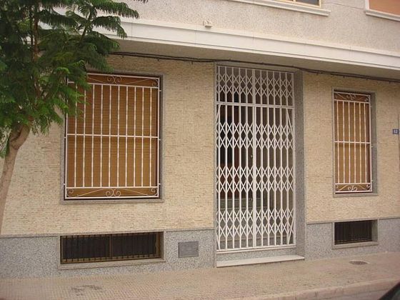 Foto 2 de Casa adossada en venda a calle Aureliano Díaz de 4 habitacions amb terrassa i garatge