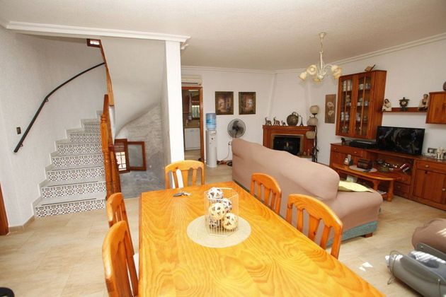 Foto 2 de Casa adossada en venda a Nueva Torrevieja - Aguas Nuevas de 3 habitacions amb terrassa i piscina