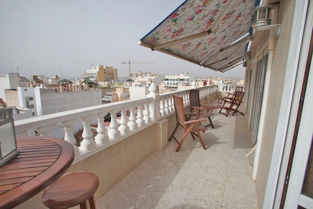 Foto 1 de Alquiler de piso en Centro - Torrevieja de 4 habitaciones con terraza y muebles