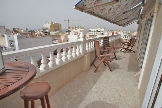 Foto 2 de Pis en lloguer a Centro - Torrevieja de 4 habitacions amb terrassa i mobles