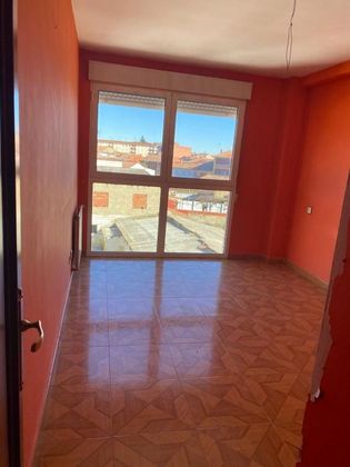 Foto 1 de Venta de piso en Valencia de Don Juan de 3 habitaciones y 112 m²