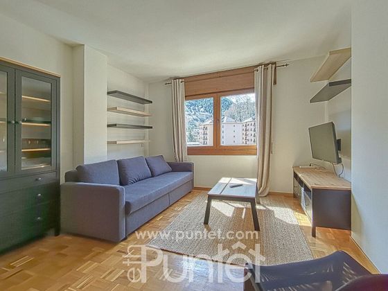 Foto 2 de Piso en venta en calle Carrèr Montcorbison de 2 habitaciones con garaje y calefacción