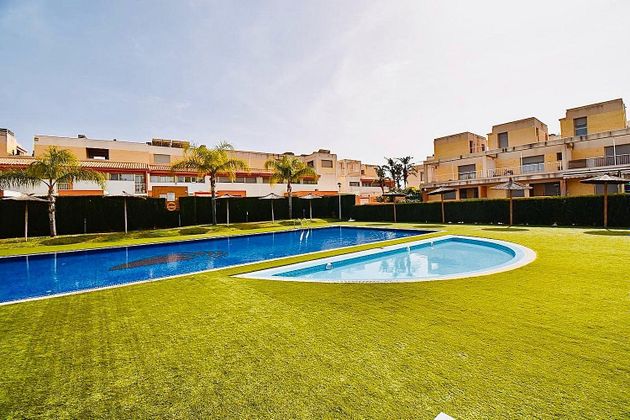 Foto 1 de Casa adossada en venda a Alicante Golf de 4 habitacions amb terrassa i piscina