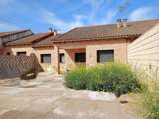 Foto 1 de Casa adosada en venta en Alcabón de 3 habitaciones con terraza y garaje