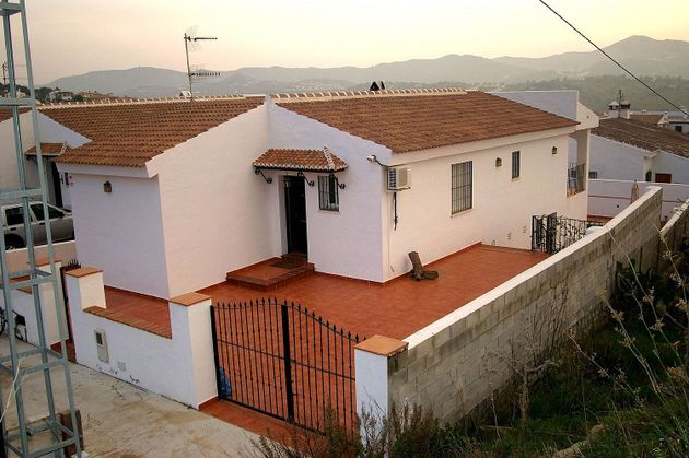 Foto 2 de Casa en venta en Alcaucín de 3 habitaciones con terraza y piscina