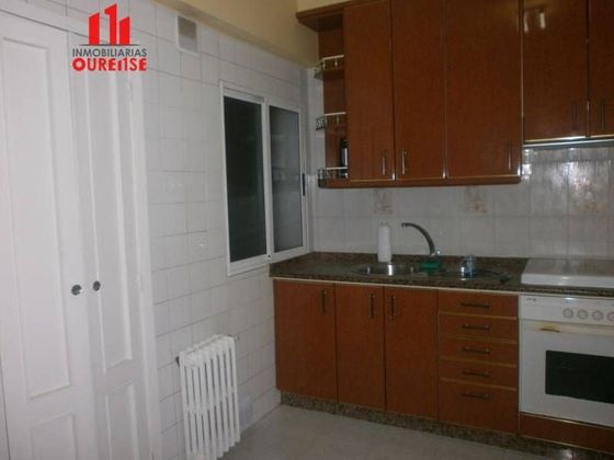 Foto 2 de Venta de piso en Centro - Ourense de 3 habitaciones con calefacción y ascensor