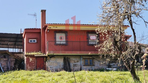 Foto 1 de Casa en venta en Amoeiro de 4 habitaciones con terraza y jardín