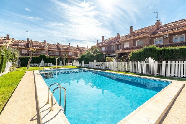 Foto 1 de Casa en venda a Divina Pastora de 4 habitacions amb terrassa i piscina