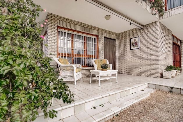 Foto 2 de Chalet en venta en barrio La Calzada de 6 habitaciones con terraza y garaje