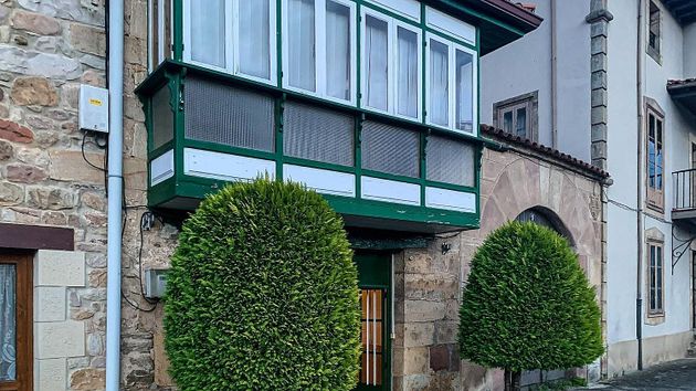 Foto 2 de Casa adossada en venda a barrio Serna de 6 habitacions amb jardí i balcó