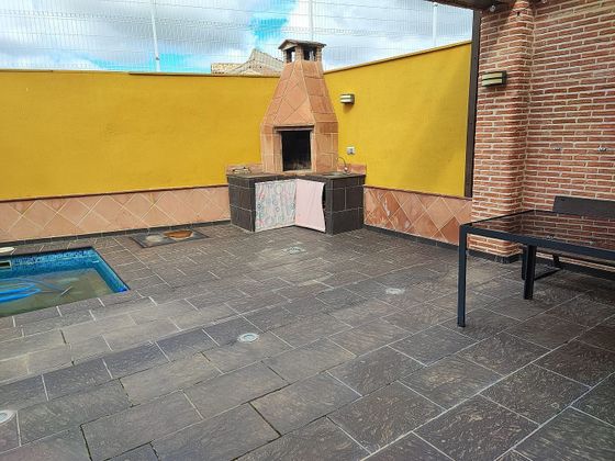 Foto 2 de Casa adossada en venda a calle Miguel Hernández de 4 habitacions amb terrassa i piscina