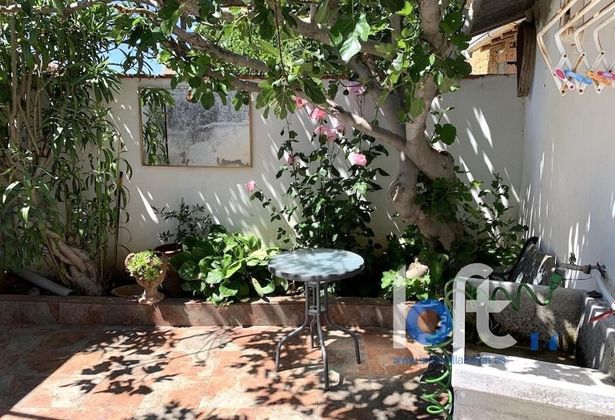 Foto 1 de Casa adossada en venda a Corrales de 3 habitacions amb jardí