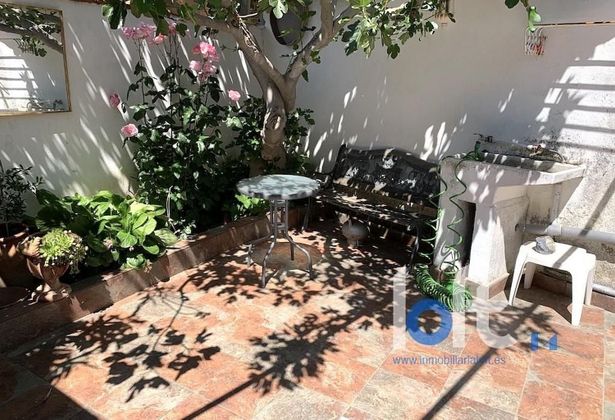 Foto 2 de Casa adossada en venda a Corrales de 3 habitacions amb jardí