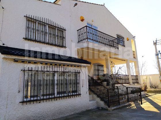Foto 1 de Venta de chalet en Villares de la Reina de 5 habitaciones con terraza y piscina