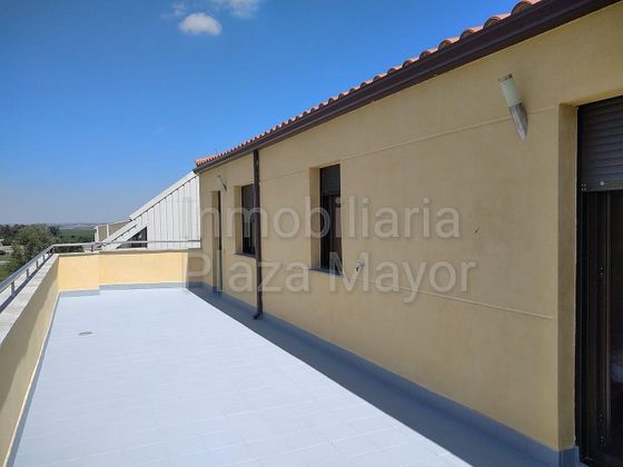 Foto 2 de Venta de ático en Villares de la Reina de 2 habitaciones con terraza y garaje