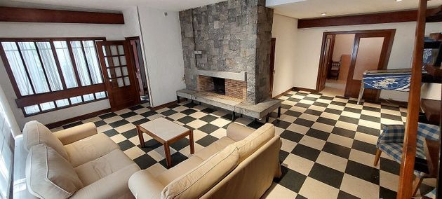 Foto 1 de Casa en venda a Santa Marina - La Paz de 6 habitacions amb terrassa i jardí