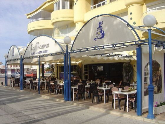 Foto 1 de Local en venta en avenida Juan Sebastian Elcano con terraza