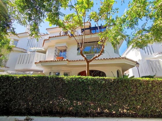 Foto 1 de Pis en lloguer a Los Naranjos - Las Brisas de 2 habitacions amb terrassa i piscina