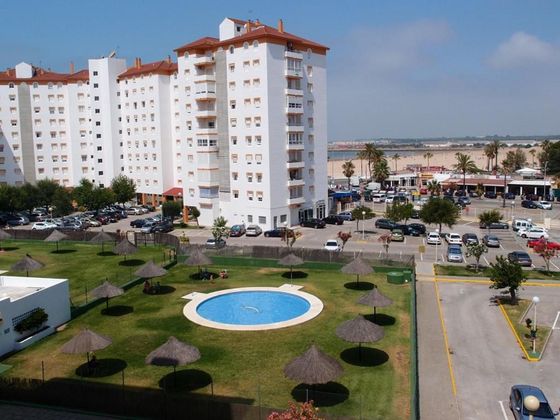 Foto 1 de Piso en venta en Valdelagrana de 3 habitaciones con terraza y piscina