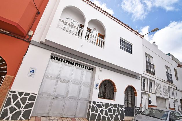 Foto 2 de Casa adosada en venta en calle Poetisa Agustina Romero de 4 habitaciones con terraza y garaje