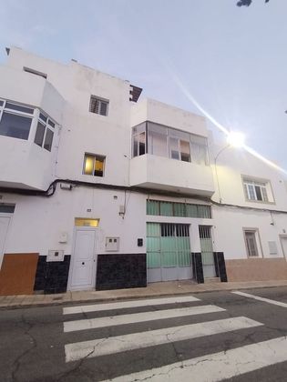 Foto 1 de Casa en venta en Vecindario-Paredilla-Sardina de 8 habitaciones con balcón