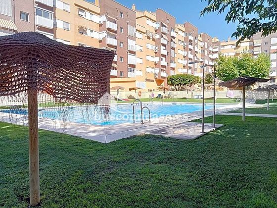 Foto 1 de Pis en venda a Renfe - Bulevar 1º y 2º Fase de 4 habitacions amb piscina i jardí