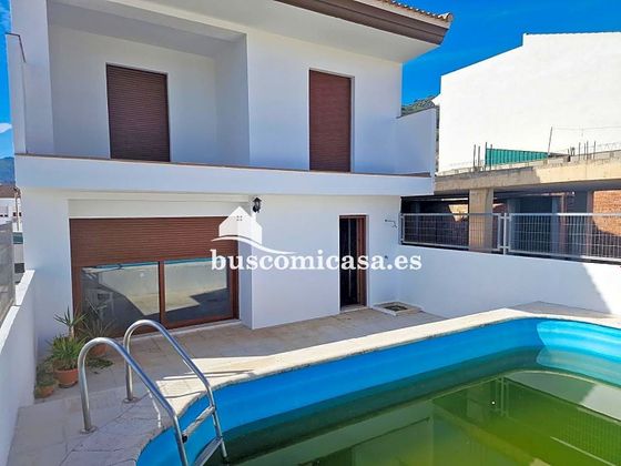 Foto 1 de Casa adossada en venda a calle Miguel Hernandez de 4 habitacions amb terrassa i piscina