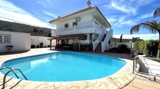 Foto 1 de Venta de chalet en Guía de Isora interior de 5 habitaciones con terraza y piscina
