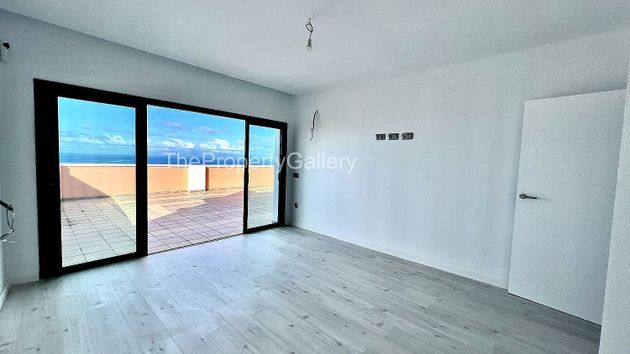 Foto 2 de Venta de piso en Costa Adeje de 3 habitaciones con terraza y piscina