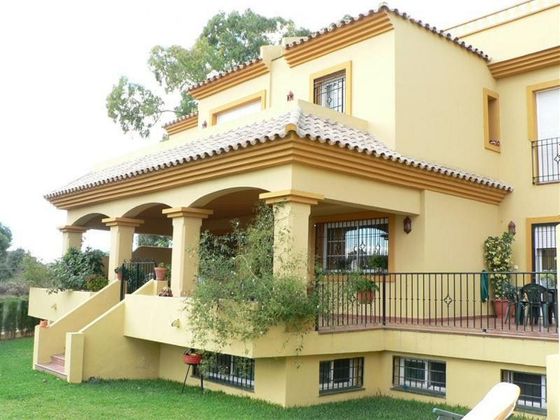 Foto 1 de Venta de casa adosada en Guadalmina de 7 habitaciones con terraza y piscina