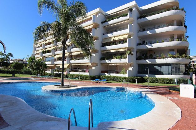Foto 1 de Venta de ático en Guadalmina de 2 habitaciones con terraza y piscina