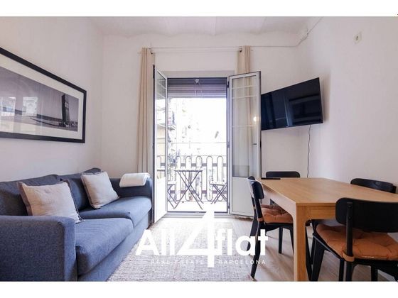 Foto 2 de Alquiler de piso en La Barceloneta de 2 habitaciones con muebles y balcón