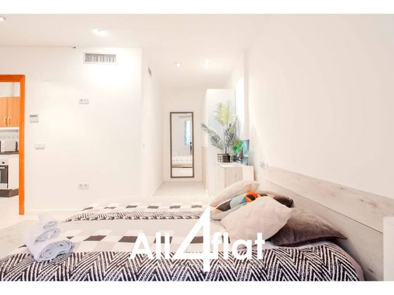 Foto 2 de Piso en alquiler en El Gòtic de 1 habitación con muebles y balcón