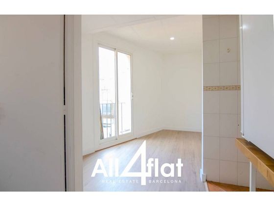 Foto 2 de Alquiler de piso en El Raval de 1 habitación con muebles y balcón
