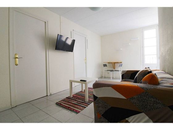 Foto 2 de Pis en lloguer a El Raval de 2 habitacions amb mobles i balcó