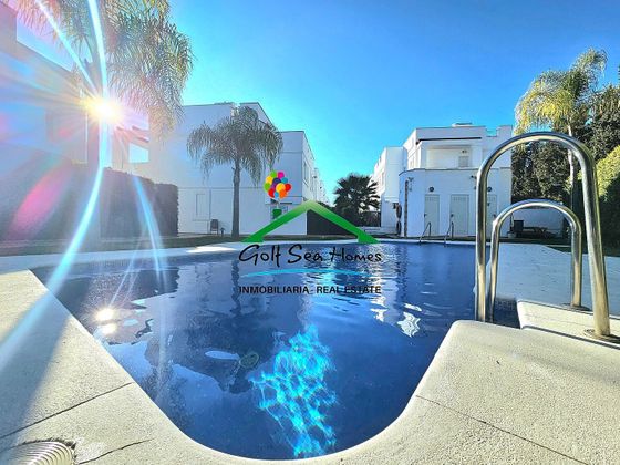 Foto 1 de Casa adosada en venta en urbanización Los Naranjos de Marbella de 3 habitaciones con terraza y piscina